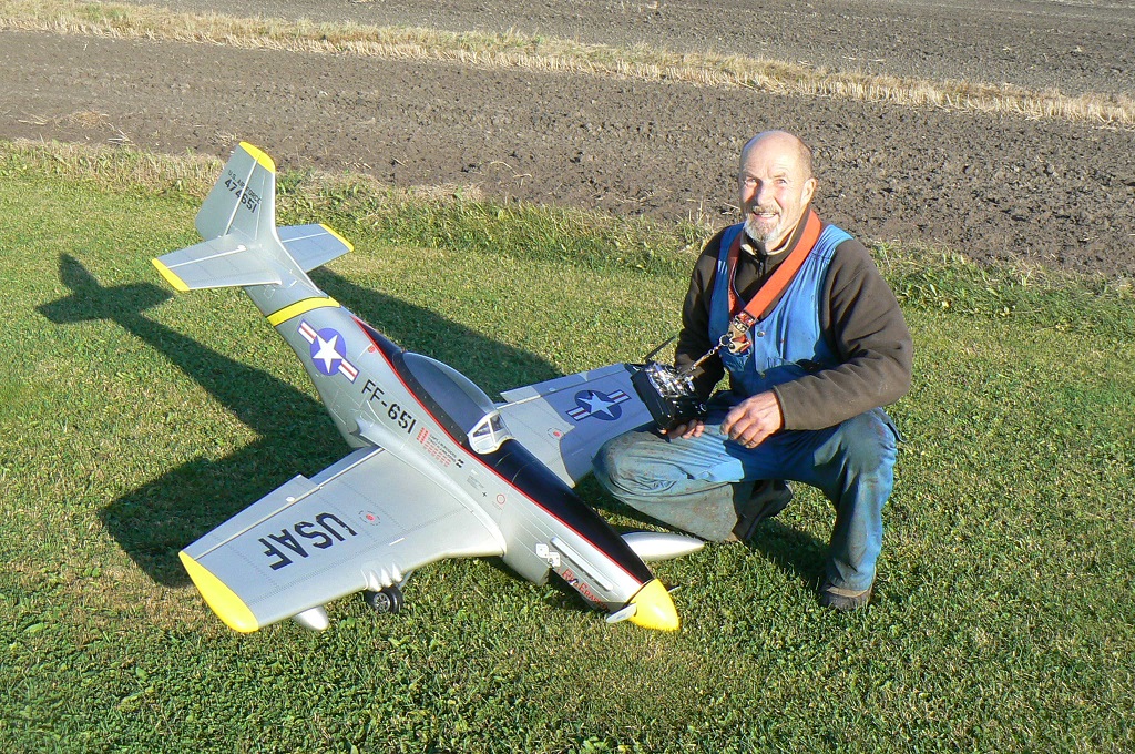 Glad pilot och lite skafilad mustang efter motorlös landning 11.10.2014.jpg