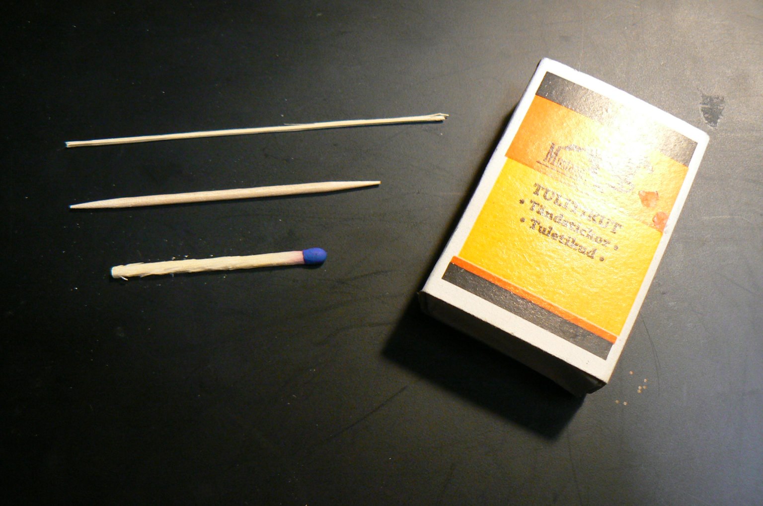Jämförelse bordplugg, tändsticka och tandpetare 05.12.2014.jpg