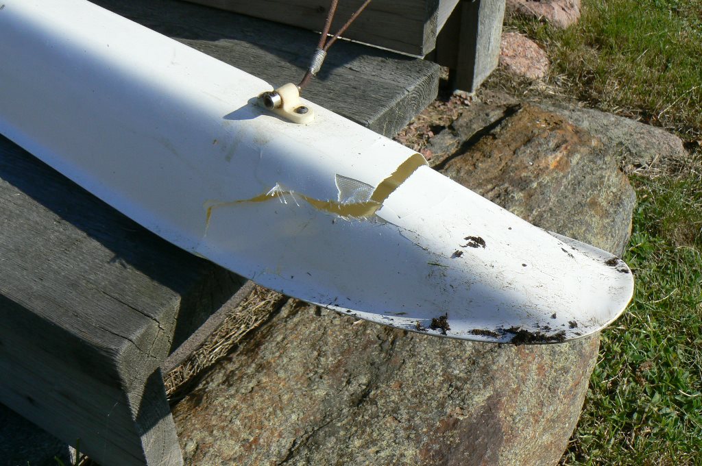 Sjöflyg skadad ponton 11.09.2015.jpg