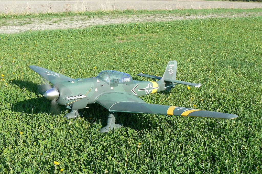 Stuka i gröngräset med motor igång 21,05,2010.JPG