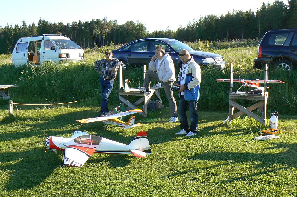 Karlsson, Mr.X och Kamikaze tittar på SlowStick 16.06.2011.JPG