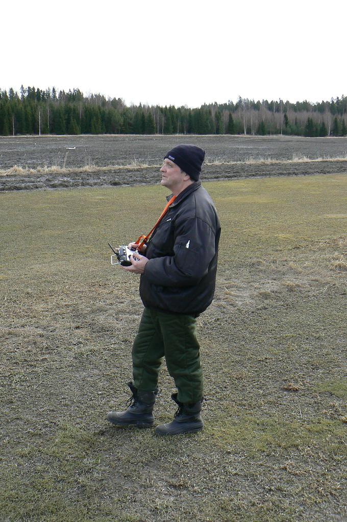 Koncentrerad Mr. X flyger Sky Raider 24.03.2012.JPG