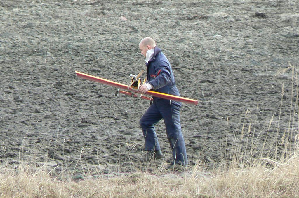Kamikaze bärgar Calmato på  åkern 24.03.2012.JPG